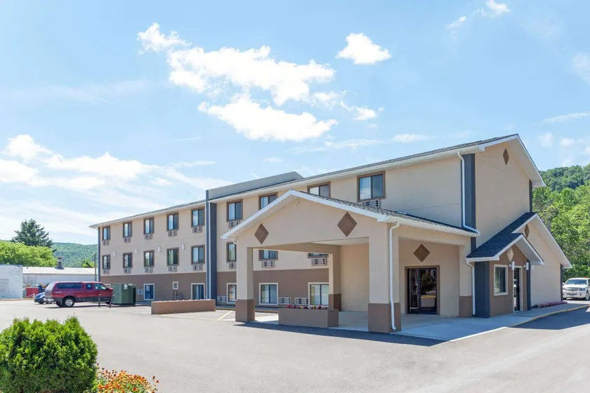 Super 8 by Wyndham Bath Hammondsport Area - Image 1