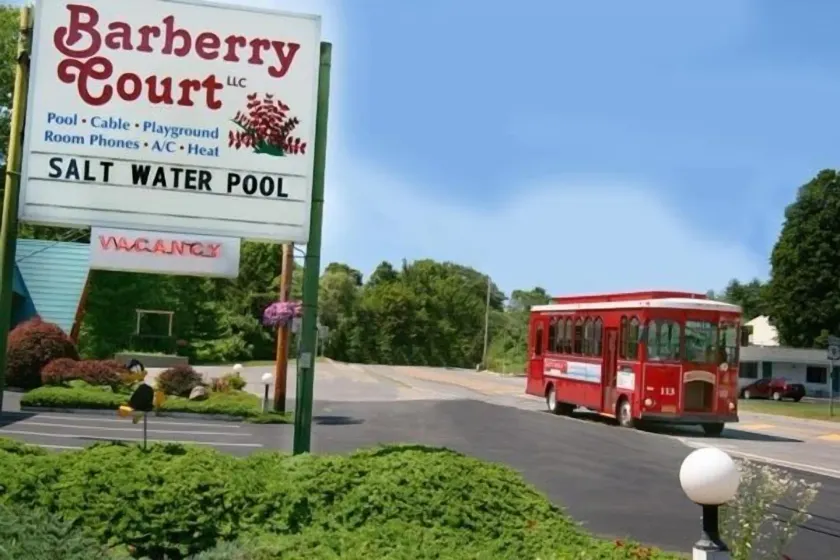 Barberry Court Motel &Cabins - Image 1