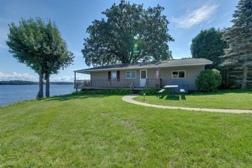 Fire Pit & Views! Lake Champlain Shoreline Stay - Image 1