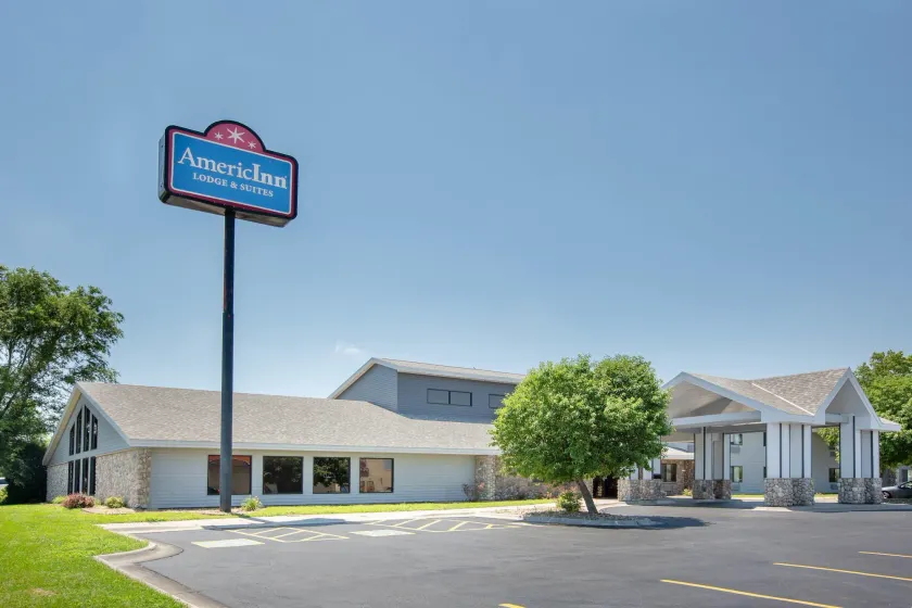 AmericInn by Wyndham Lincoln North - Image 1