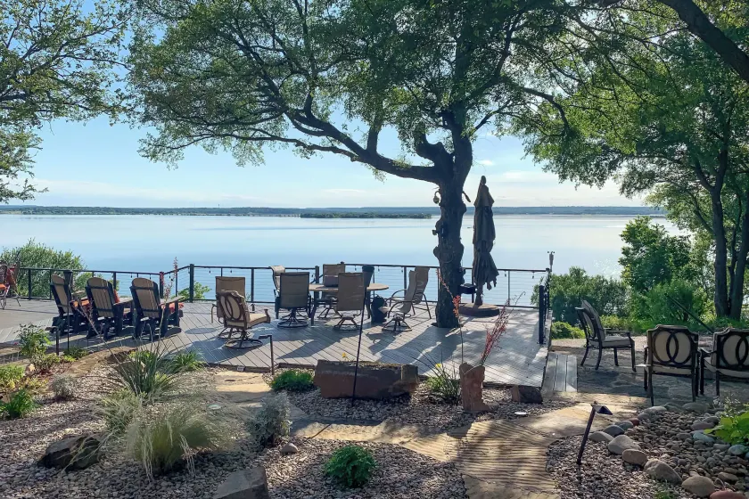 Lakefront Estate: Stunning Views, Deck, Bar & Dock - Image 1