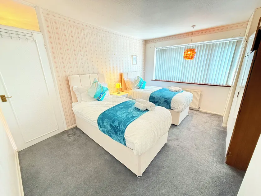 Homey 4 bedroom house for large groups - Værelse