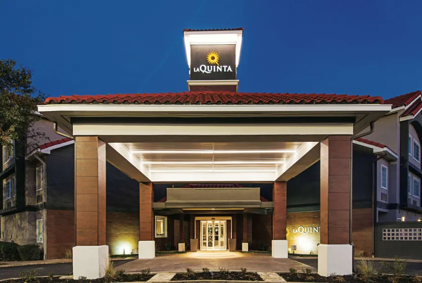 La Quinta Inn & Suites by Wyndham Austin Near The Domain - Image 1