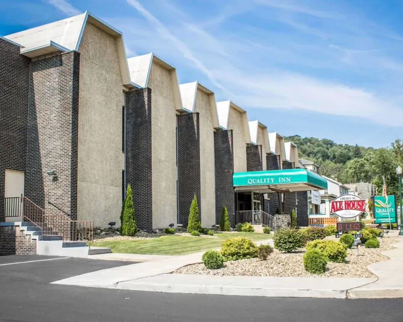 Quality Inn & Conference Center Franklin Downtown - Image 1
