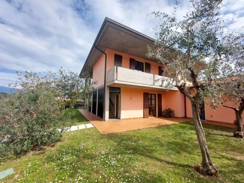 Villa avec terrasse et jardin | Vue jardin - Image 1
