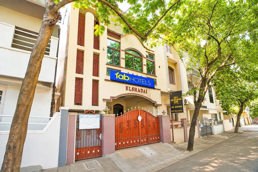 Fabhotel Heavens Inn - Image 1