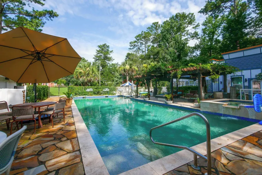 Pool, Putting Green Access! Backyard Retreat - Image 1