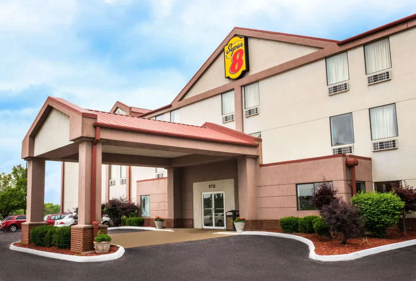 Super 8 by Wyndham Pevely - Image 1