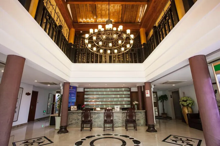 Yurong West Lake Cottage Resort Hotel - Image 1