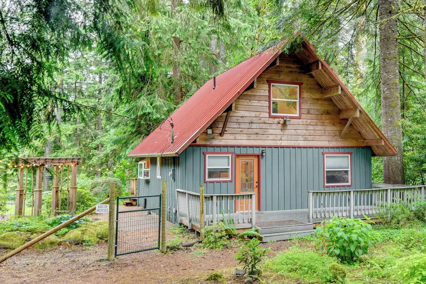 Peaceful Mt. Hood Cabin w/ Hot Tub & Fire Pit! - Image 1