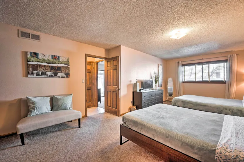 Arvada Home w/ Deck & Game Room Near Olde Town! - Interiør