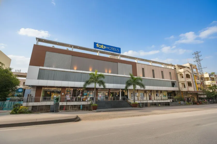 Fabhotel Srs Grand - Image 1