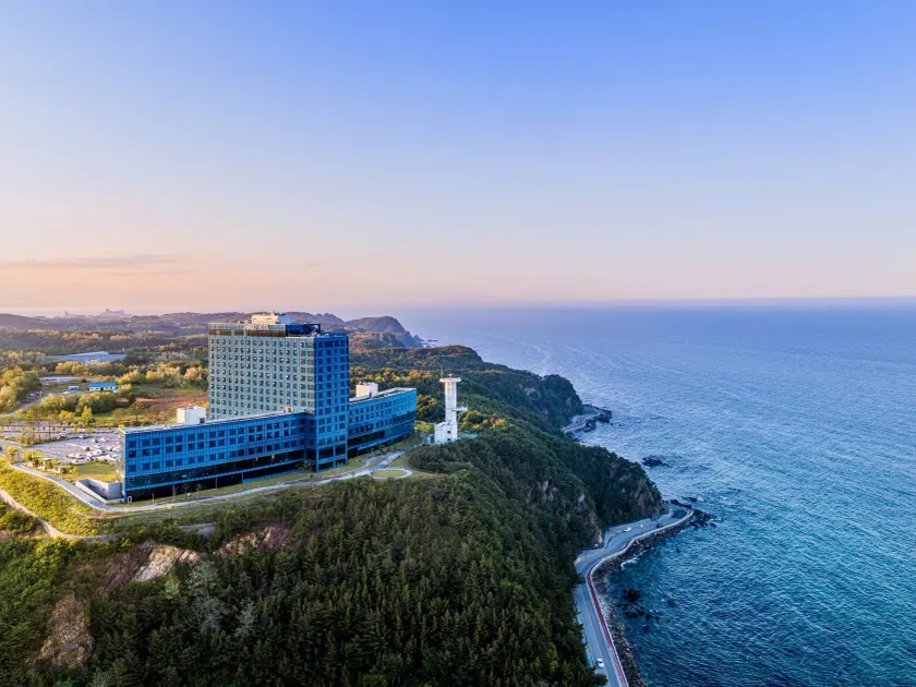 Hotel Tops 10 - Image 1