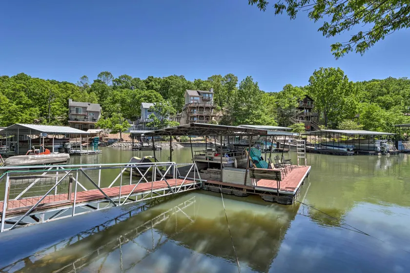 Lakefront Rocky Mount Cabin w/ Dock & Kayaks! - Interiör