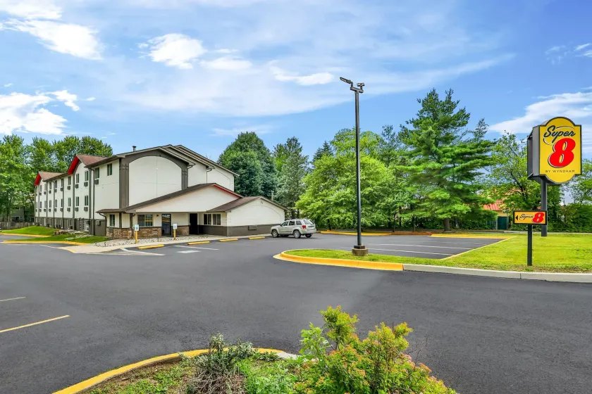 Super 8 by Wyndham East Stroudsburg - Poconos - Image 1