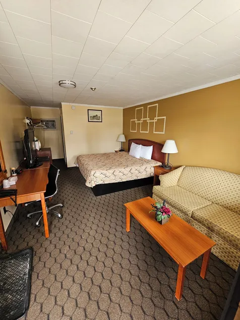 Forest Plaza Motel - Image 1