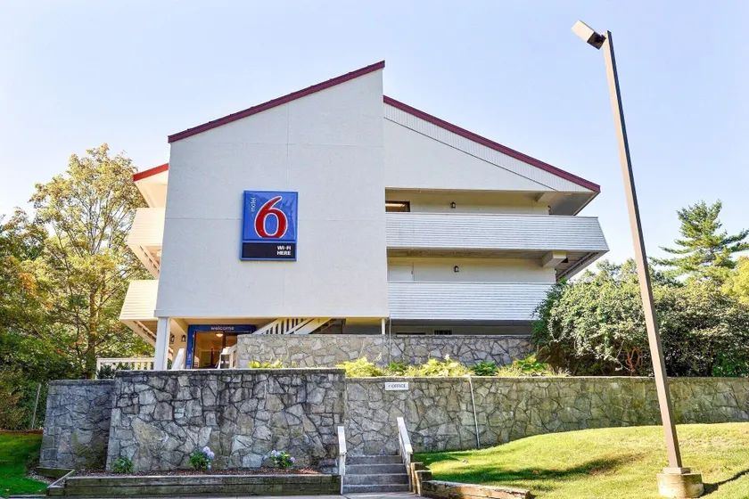 Motel 6-Nashua, NH - South - Image 1