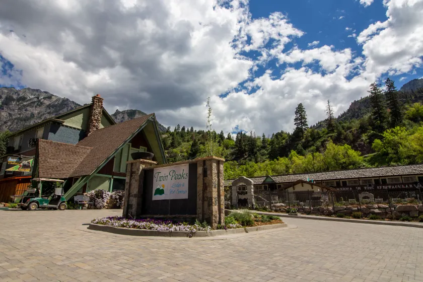 Twin Peaks Lodge & Hot Springs - Image 1