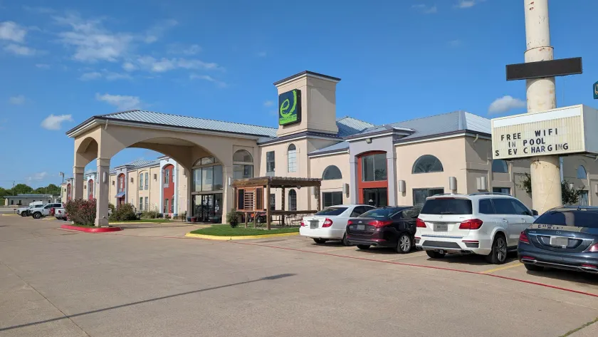 Executive Inn and Suites Wichita Falls - Image 1