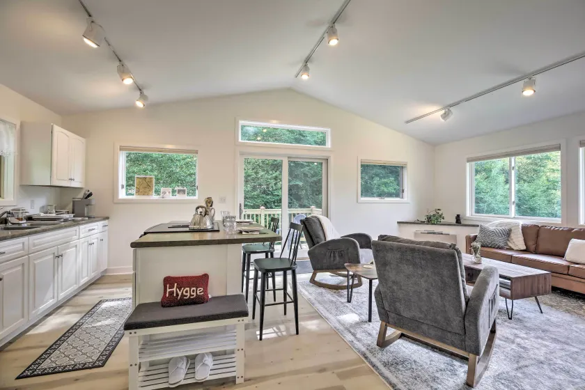 Airy & Bright Hideaway Near Smugglers' Notch! - Image 1