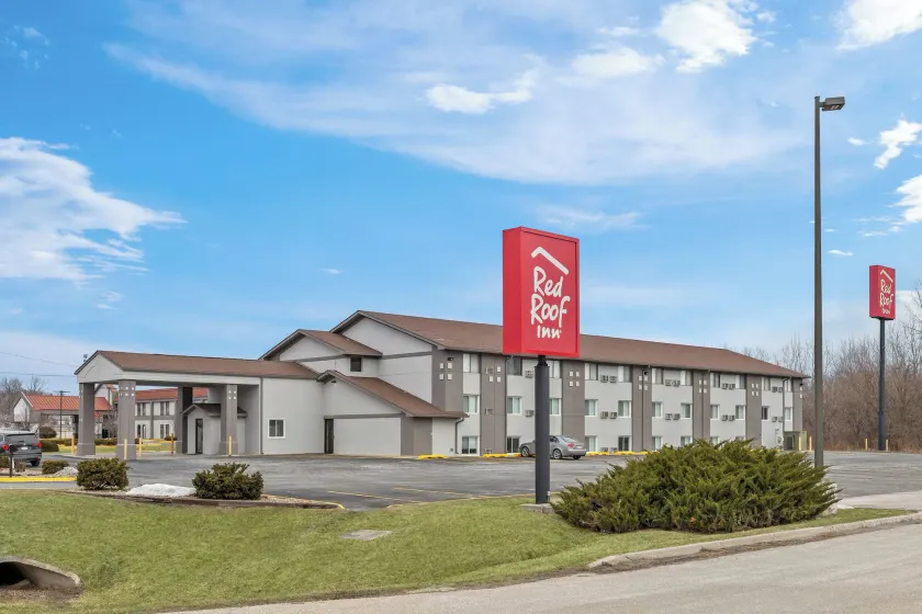 Red Roof Inn Ames - Image 1