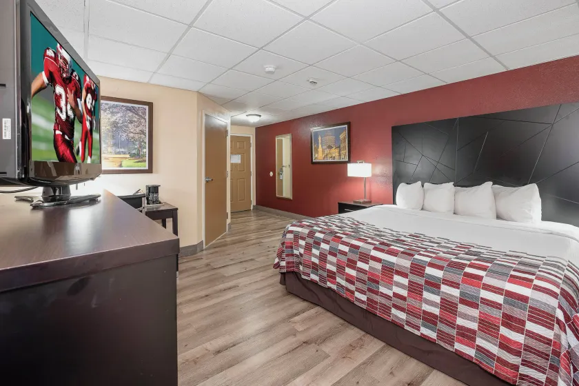 Red Roof Inn & Suites Macon - Image 1