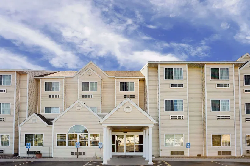 Microtel Inn & Suites by Wyndham Prairie du Chien - Image 1
