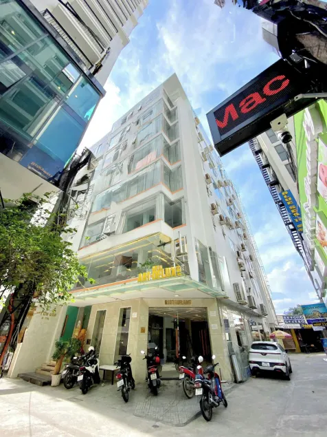Art Deluxe Hotel - Image 1