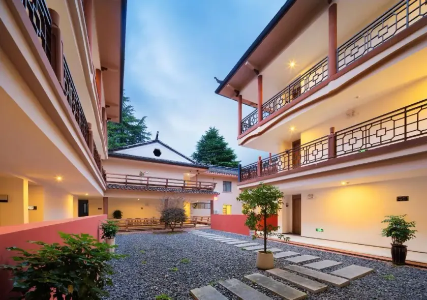 Zhangjiajie Tianchong Yunhai Courtyard Hotel-At the East gate of Zhangjiajie National Forest Park English Butler, Free Luggage Storage, Tour Plan -reserve tickets for various scenic spots-Self-Service Laundry - Image 1