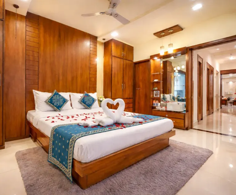 Hotel Thakur Galaxy- Nr Railway Station - Image 1
