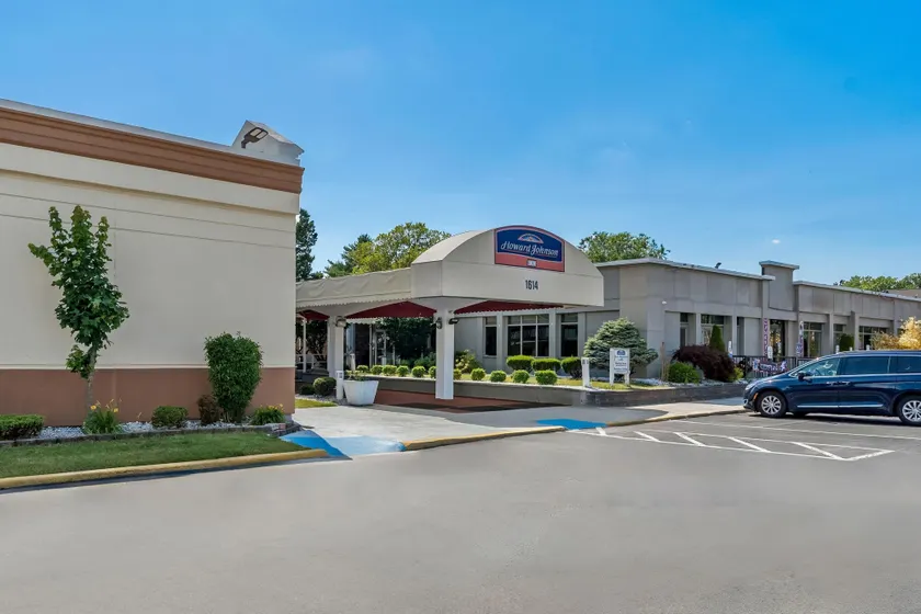 Howard Johnson by Wyndham Albany - Image 1