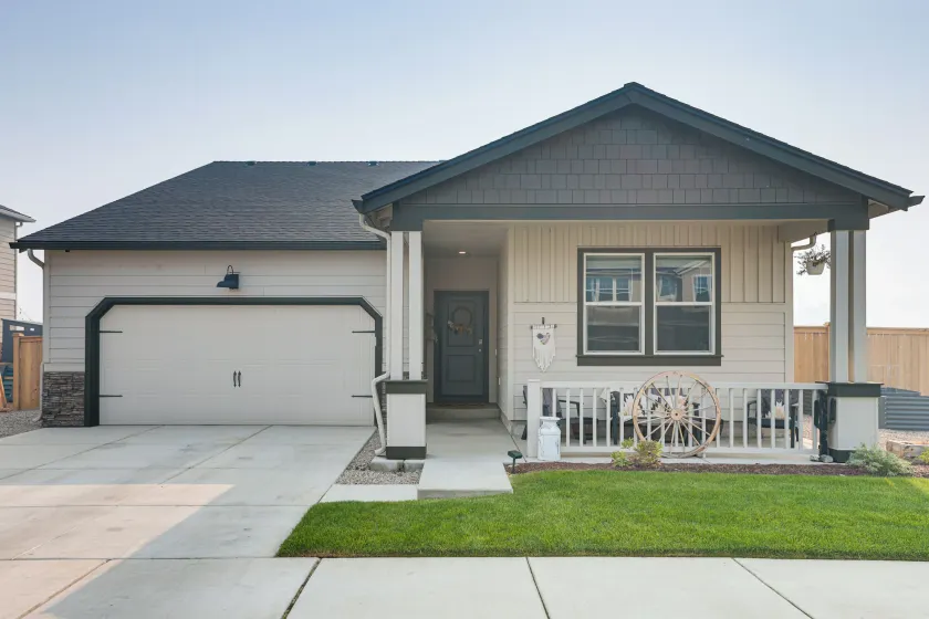Ridge Views & Fenced Yard! Prineville Family Haven - Image 1