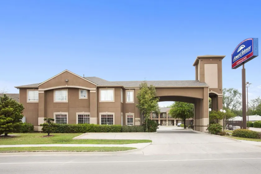 Howard Johnson by Wyndham Grand Prairie Near Lone Star Park - Image 1