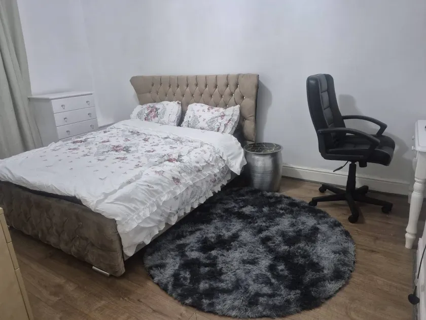 Bright and Modern Flat in Manchester's Heart - Image 1
