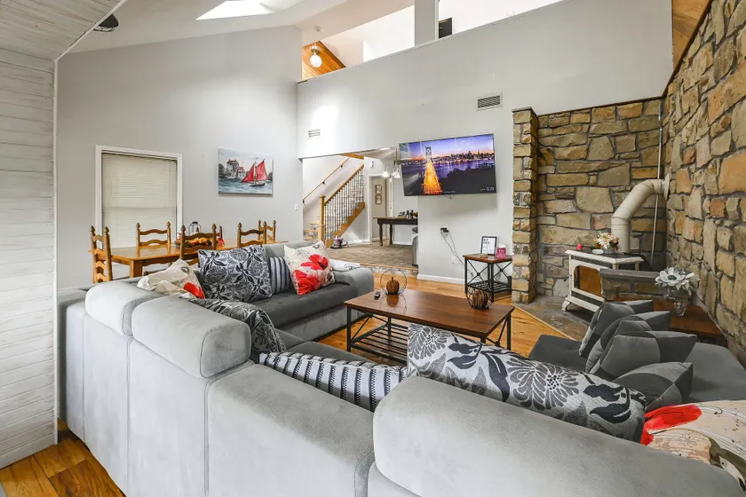 Group Getaway w/ Lake Access in Bronston! - Image 1