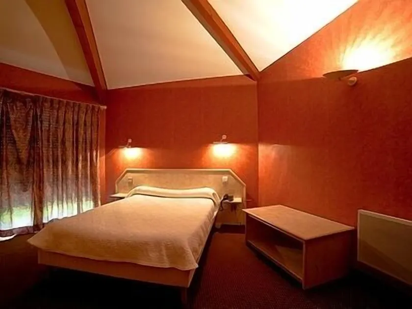 Logis Hotels - Hotel Restaurant l Enclos - Image 1