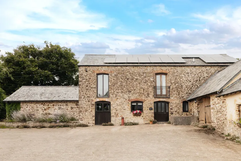 Hoppers Barn - Image 1