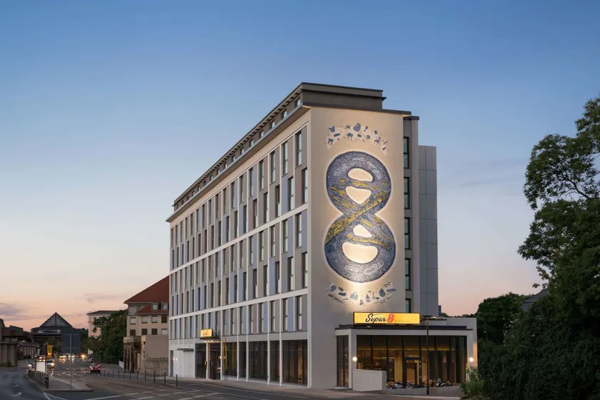 Super 8 by Wyndham Dresden - Image 1