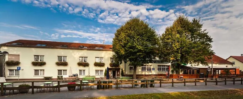 Hotel & Gasthaus Zum Eichenkranz - Image 1