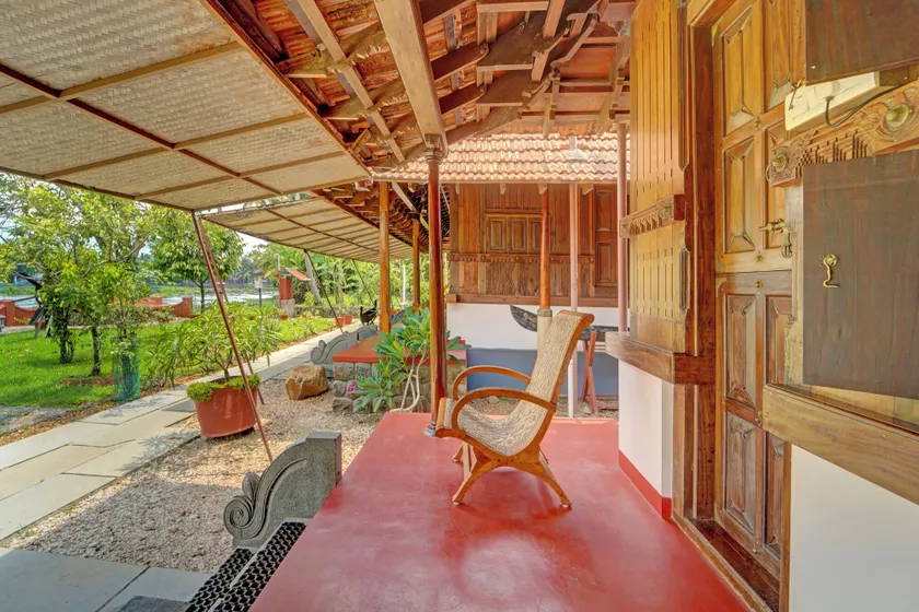 Alaya Stays Palm Dale Heritage Backwater Retreat with Garden & Restaurant - Image 1