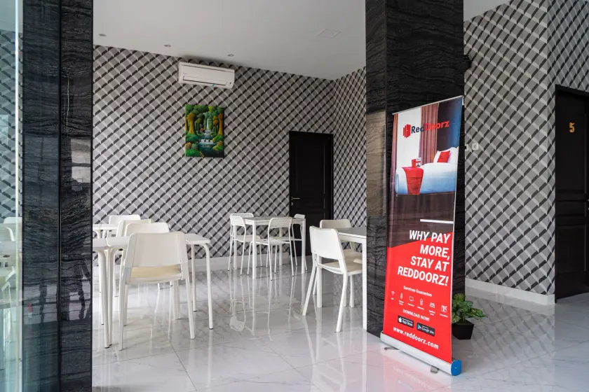 RedDoorz Plus near Teras Kota 3 - Lobby