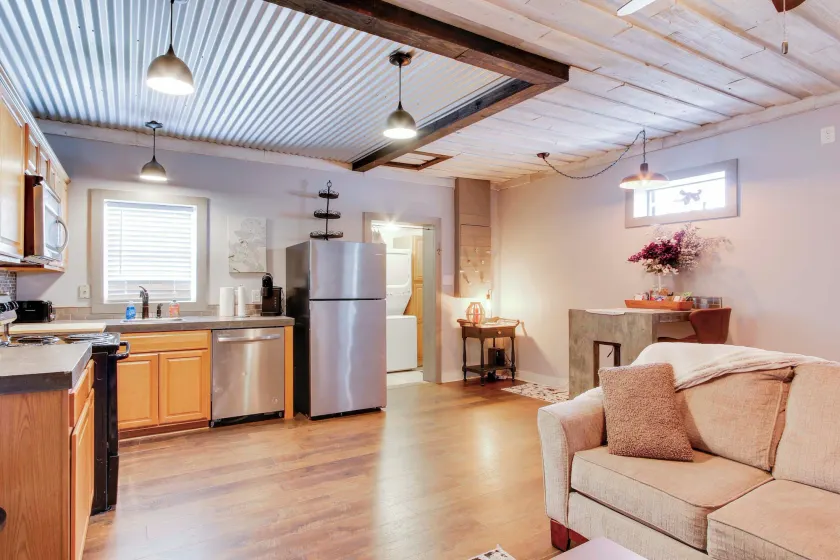 2 Mi to Self Regional MC: Updated Apartment - Image 1