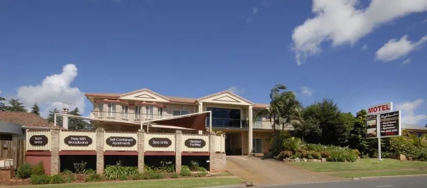 Highlander Motor Inn - Image 1