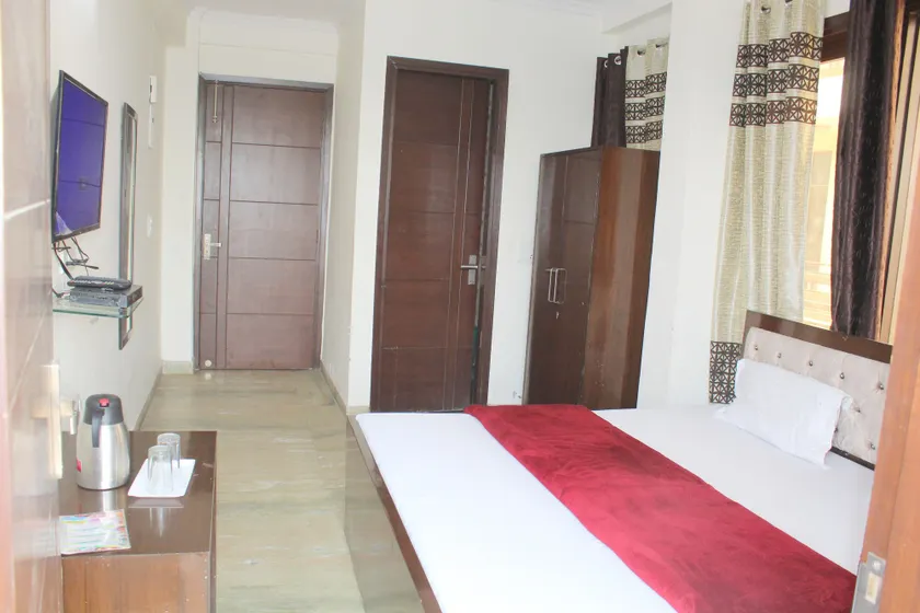 Hotel South Delhi Inn - Image 1