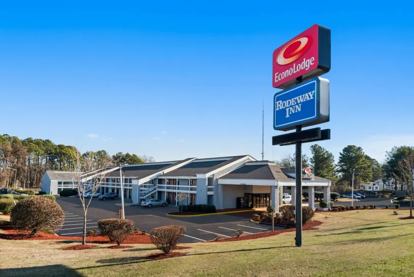 Econo Lodge - Image 1