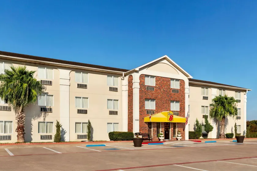 Super 8 by Wyndham Waco University Area - Image 1