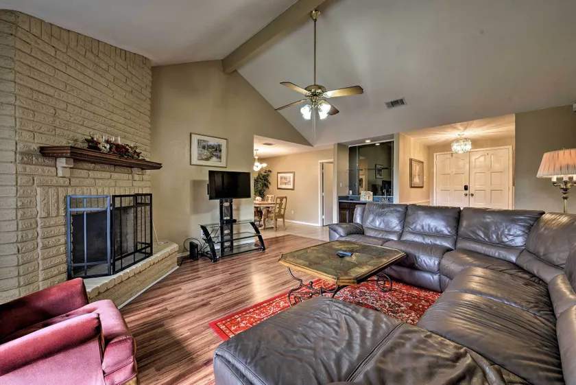 Pet-Friendly Missouri City Home w/ Fenced-In Yard! - Image 1