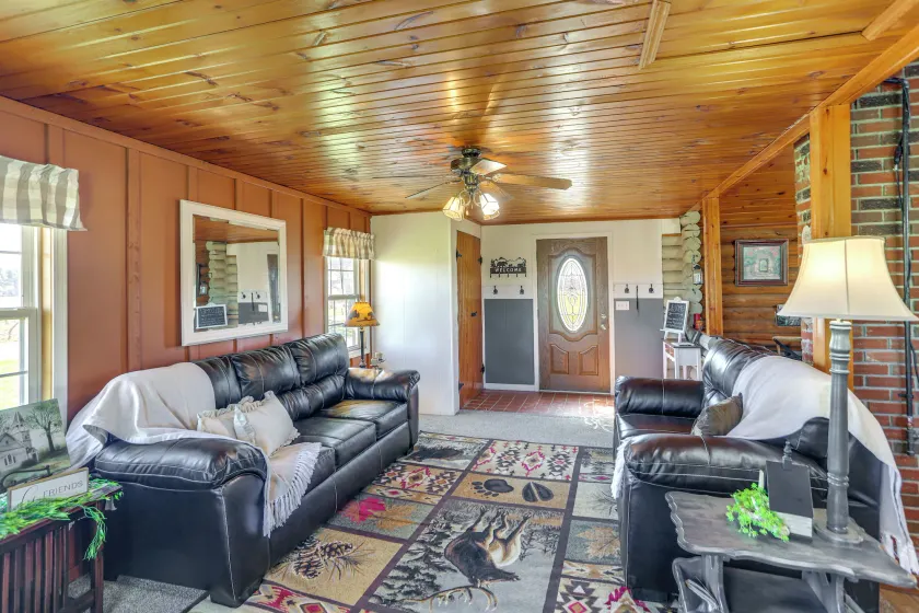 Quiet Shiloh Retreat w/ Spacious Yard & Fireplace! - Interiør
