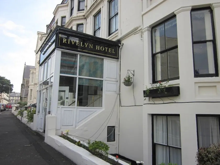 Rivelyn Hotel Bar & Restaurant - Image 1