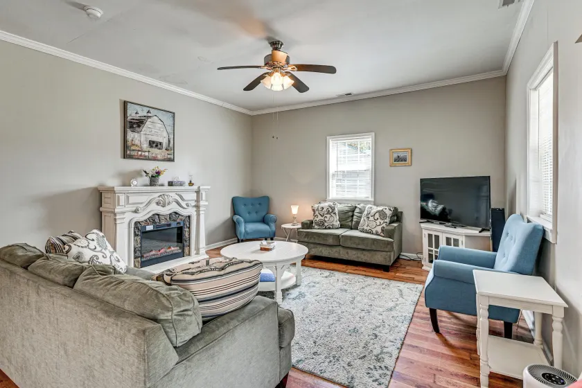 Bring Your Pets! Family-friendly Gem in Cove City - Image 1